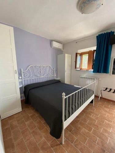 波马兰切La Fattoria di Valentina的一间卧室设有一张黑色的床和一个楼梯。