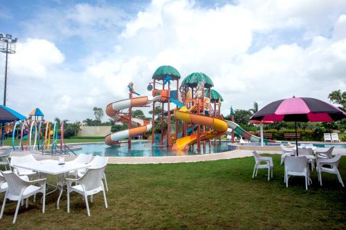 贾姆讷格尔Nulife Resort的一个带水滑梯的大型水上公园