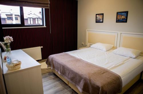 希姆基体育点酒店 的一间卧室设有一张大床和一个窗户。