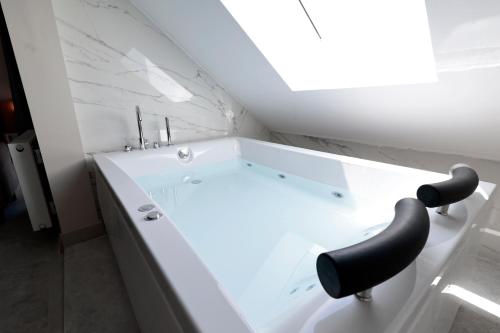 安塔利亚Livia Luxury Apart Hotel的带浴缸和黑椅的浴室