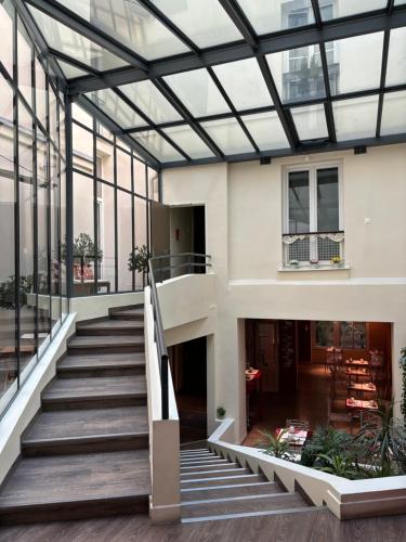 巴黎穆兰广场酒店的一座带玻璃天花板的建筑中的楼梯