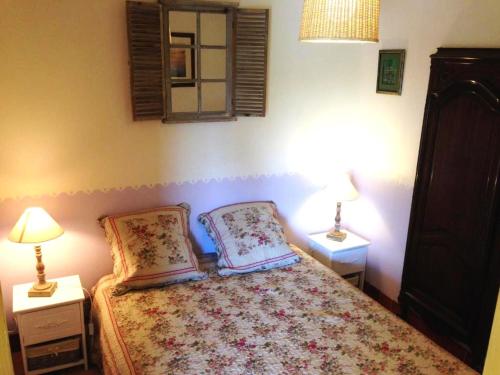 弗雷瑞斯Un petit paradis en Provence的一间卧室配有一张带两个枕头的床