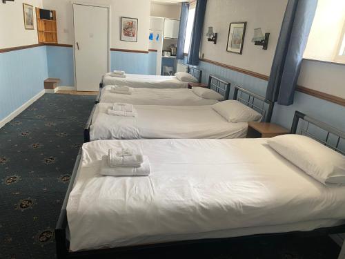 温德米尔温德米尔湖旅馆的房间里一排四张床