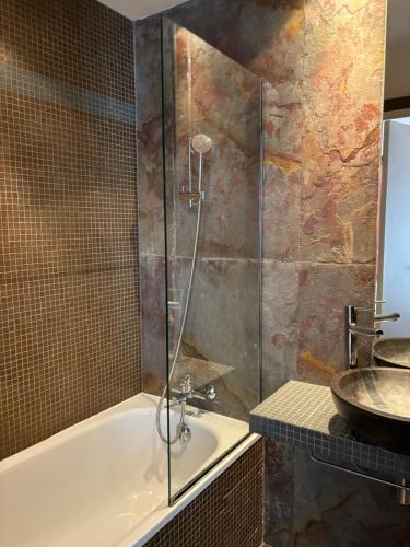 巴黎穆兰广场酒店的带淋浴、浴缸和盥洗盆的浴室