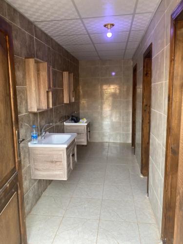 DisahOmar Camp Wadi Rum的一间带水槽和两个台面的浴室