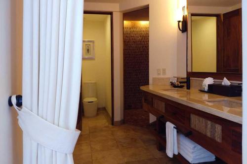 圣何塞德尔卡沃卡波冲浪酒店的一间带水槽和大镜子的浴室