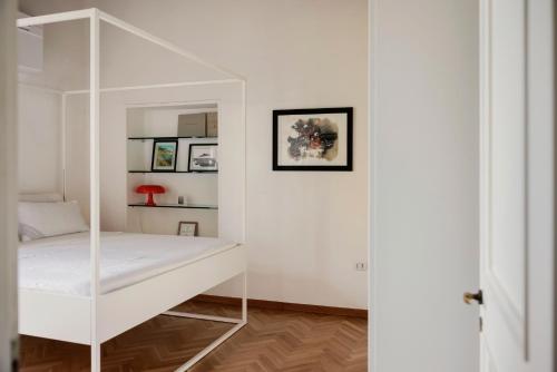那不勒斯Posillipo 70 Napoli的白色的客房配有床和镜子