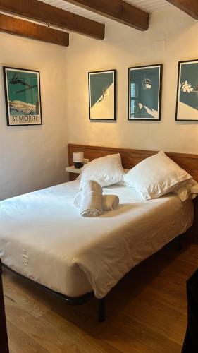 特雷多斯ERA CASETA的卧室配有一张带白色床单和枕头的大床。