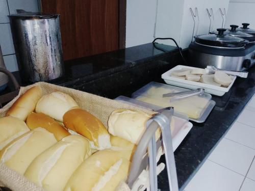 马塞约Mandacaru pousada的厨房里的柜台上放着一束奶酪