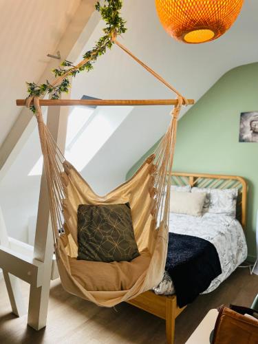 布吕兹Le studio d'Angèle : KIMI的卧室配有吊床秋千和床。