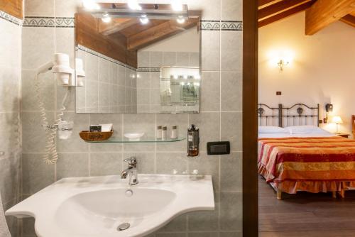 马拉内罗洛坎达德穆利诺酒店的一间带水槽和床的浴室