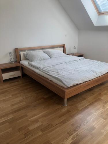 Wypoczynek nad Dunajcem的铺有木地板的白色客房的一张床位
