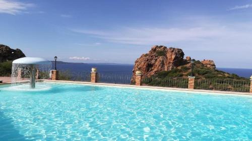 内比达Villetta bordo piscina vista mare Wi-Fi Gratis的大型海景游泳池
