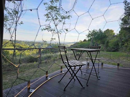 佩萨罗Camping Paradiso的观景木甲板上的桌椅