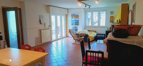 MoscufoCountryHome - Casale 32 - Intera Villa的客厅配有沙发和桌子