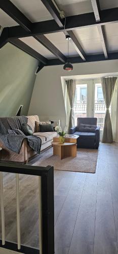 丽兹Il Mulino House B的客厅配有两张沙发和一张桌子