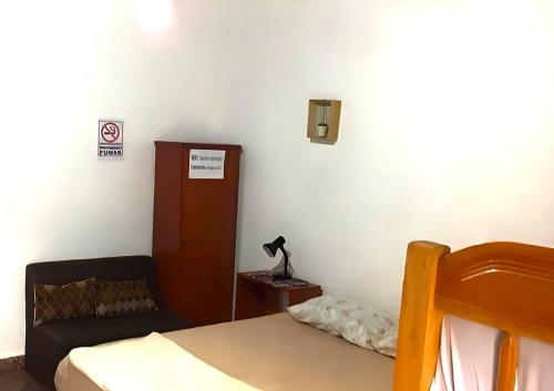巴拉瓜里Jasy Hospedaje的一间卧室配有床、橱柜和台灯