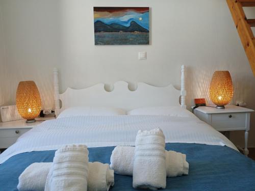 伊兹拉Hydra Memories House的卧室配有白色床和毛巾