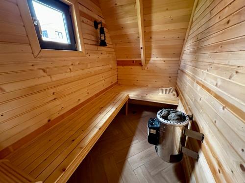 弗拉西克Villa Una & sauna的享有带垃圾桶的木制桑拿的内部景色