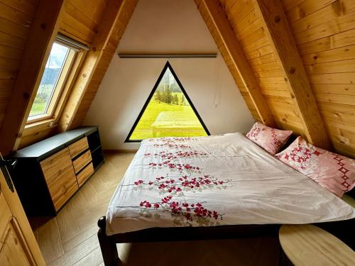 弗拉西克Villa Una & sauna的一间卧室,床上有红色的鲜花