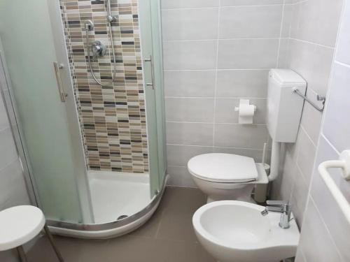 里米尼HOTEL PICCARI Nuova gestione的带淋浴、卫生间和盥洗盆的浴室