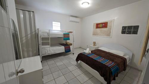 阿尼亚斯科Yukayeke Playa Resort的一间卧室配有一张床和一张双层床。