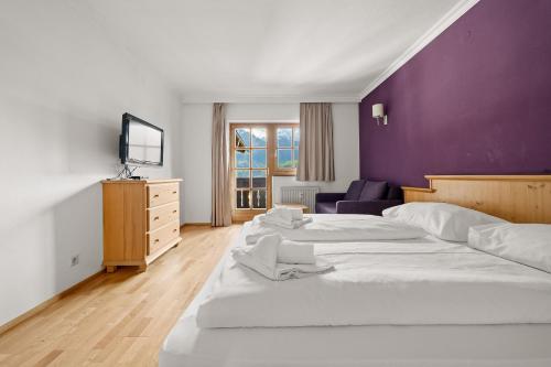 皮森多夫Apartment Select TOP 8 - by Four Seasons Apartments的一间卧室设有两张床和紫色墙壁