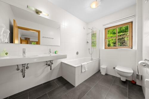 皮森多夫Apartment Select TOP 8 - by Four Seasons Apartments的白色的浴室设有浴缸、水槽和卫生间。