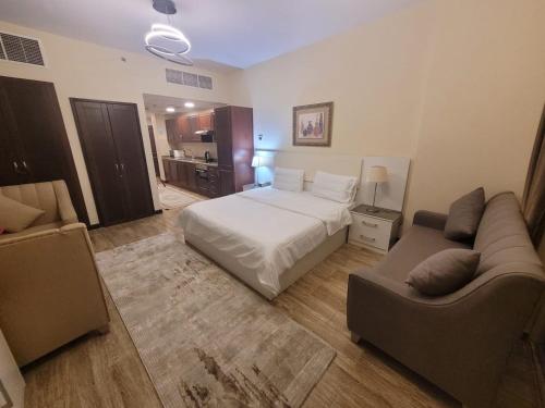 阿卜杜勒国王经济城Lotus Apartments的酒店客房,配有床和沙发