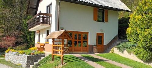 Hlevni VrhHoliday Home Forest Peace, Lavrovec的前面有游戏结构的小型房子