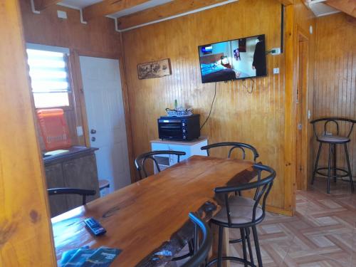 普耶韦Cabañas Lya的一间带木桌和椅子的用餐室