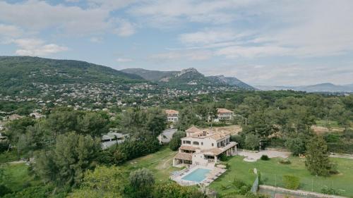 旺斯Le Mas Baïeta的享有山景的房屋的空中景致