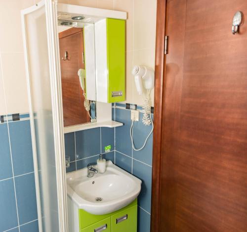布德瓦Bobo Apartment的一间带水槽和镜子的浴室