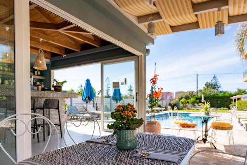 拉加纳斯回忆公寓酒店的一个带桌椅的庭院和一个游泳池