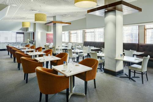 惠灵顿威利斯惠灵顿酒店的用餐室设有桌椅和窗户。