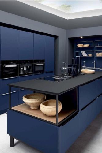 拉巴特Apartement enoure的蓝色的厨房,上面有碗