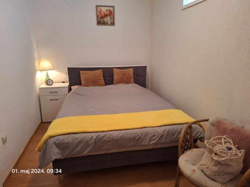 Bosansko GrahovoStan na dan Grahovo的一间卧室配有一张黄色毯子床