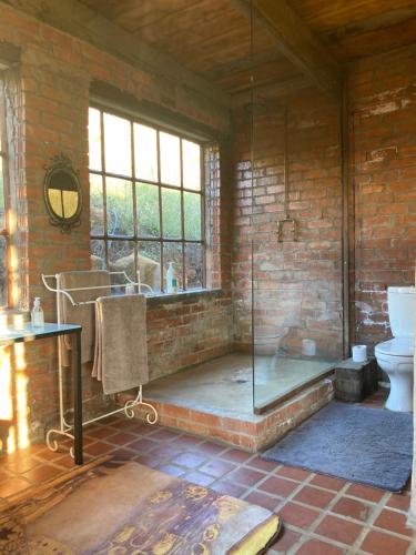 诺丁汉路Rose Mountain Cottage的一间带玻璃淋浴和卫生间的浴室