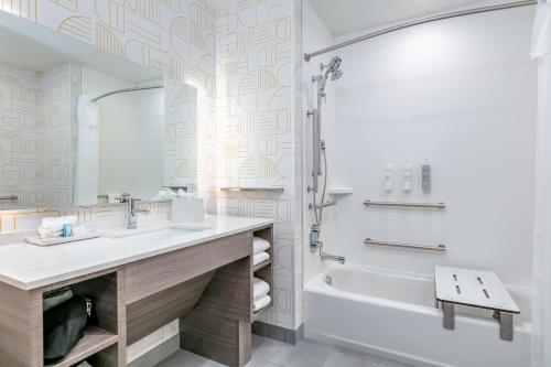 亨茨维尔Home2 Suites By Hilton Huntsville, Tx的一间带水槽、浴缸和淋浴的浴室