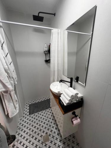 埃拉特SIYAY Apartment的白色的浴室设有水槽和镜子