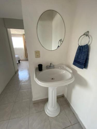 阿卡普尔科Sierra 1的浴室设有白色水槽和镜子