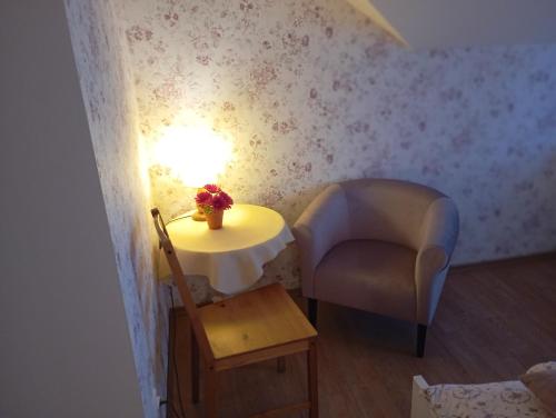 赫尔Pokoje gościnne u Aleksandry的小房间设有桌子、椅子和灯