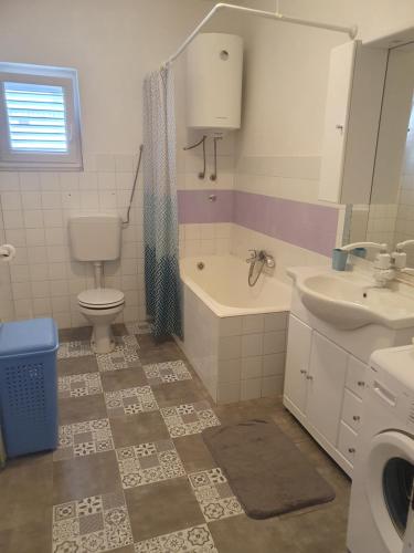 卡什泰拉Apartment Gloria的浴室配有盥洗盆、卫生间、浴缸和盥洗盆。