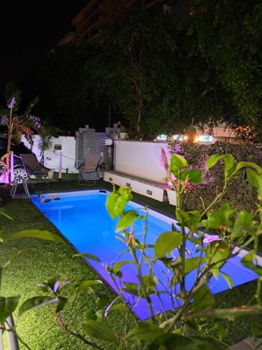 巴勒莫Casa Le Rose的夜间在院子里的游泳池