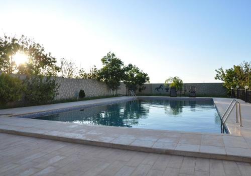 伊穆泽尔杜坎达Vila Haja - Beautiful Farmhouse with a Private Pool!的庭院内的大型游泳池,设有庭院