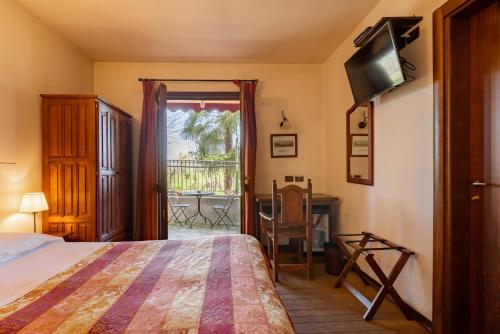 马拉内罗洛坎达德穆利诺酒店的一间卧室配有一张床和一台平面电视