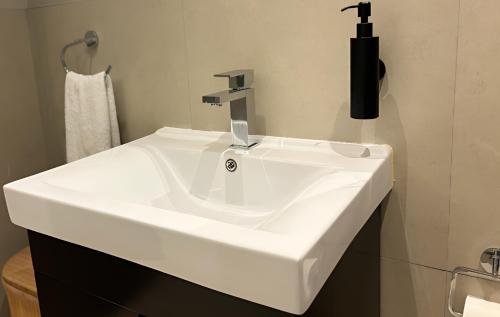 德班维尔Meerendahl @ Heritage Square的浴室内设有一个白色水槽和水龙头