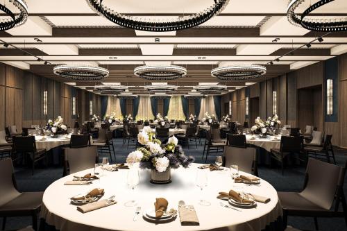 青岛青岛福楼安可傲途格精选酒店的一个带桌椅的大型宴会厅