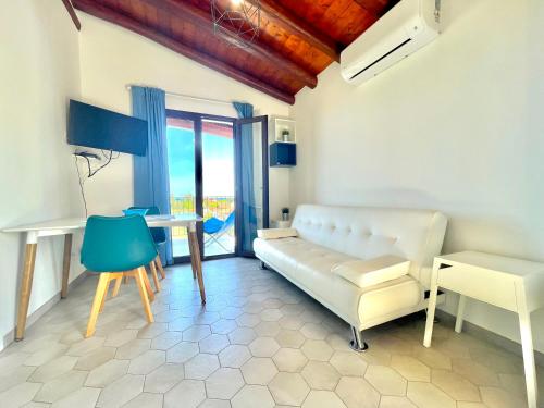 巴里萨尔多Dreamy Seaside的客厅配有沙发和桌子
