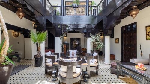马拉喀什达尔纳贾特酒店的客厅配有桌椅